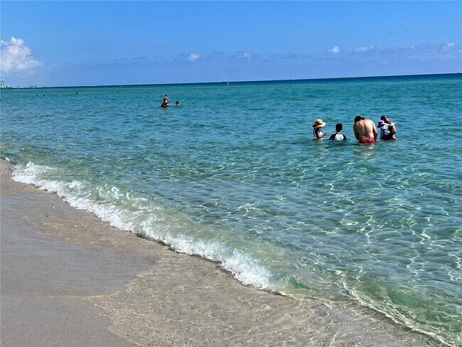 Primary Photo - 9172 Collins Ave