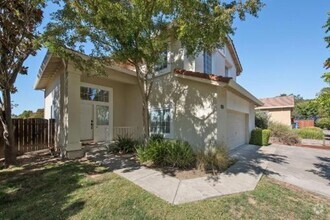 Building Photo - Charming 3-Bedroom, 2-Bathroom Fully Furni...