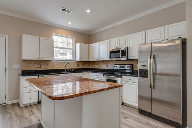 Building Photo - 3-Bed/2.5-Bath in Lenox Village