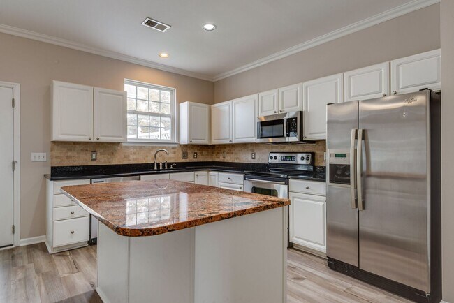 Building Photo - Beautiful Lenox Village Townhome!