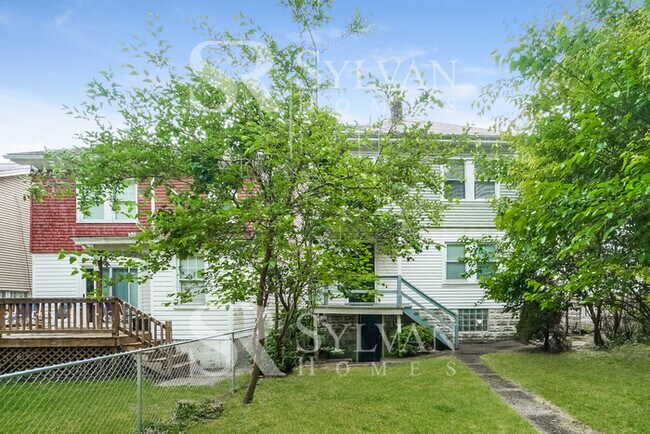Building Photo - Welcome home to this lovely 3 bedroom, 1 b...