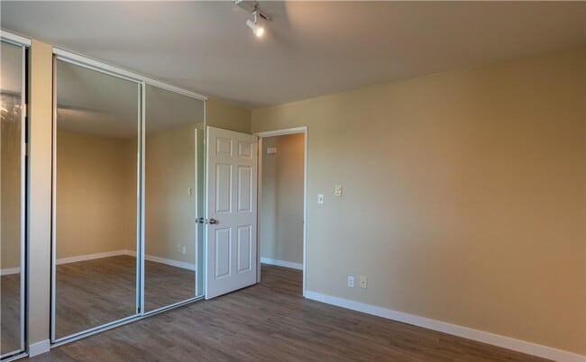 Building Photo - Beautiful 1 bed/1 bath condo, located clos...