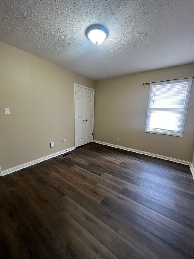 Building Photo - Spacious three bedroom, two and a half bat...