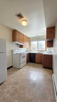 Building Photo - 906 8th St S