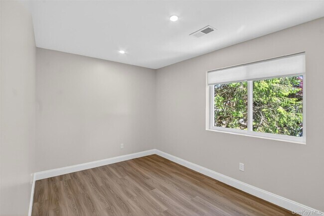 Building Photo - 60 Manor Pl