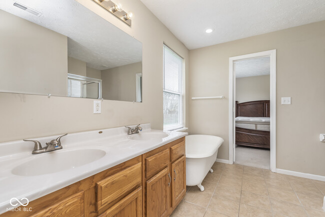 Building Photo - 381 Longview Bend