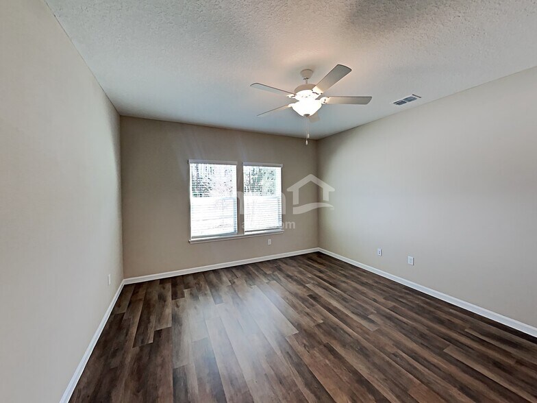 Building Photo - 233 Hemlock Pt