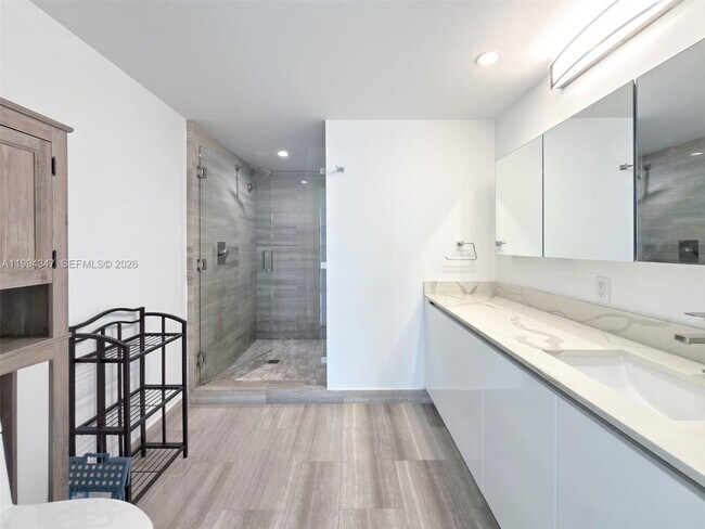 Building Photo - 1300 Brickell Bay Dr