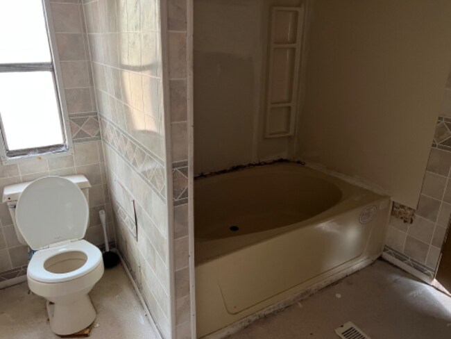 Building Photo - 317 Anne St