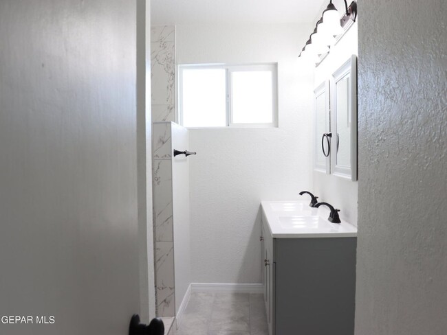 Building Photo - Beautiful 3 bed/2 baths and more for RENT