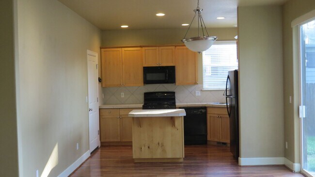 Building Photo - Beautiful home in neighborhood of Bend.  L...
