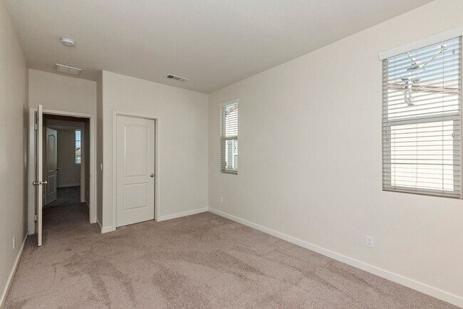 Building Photo - Comfort Meets Coastal Living 4 Bed 2.5 Bath in Oceanside!