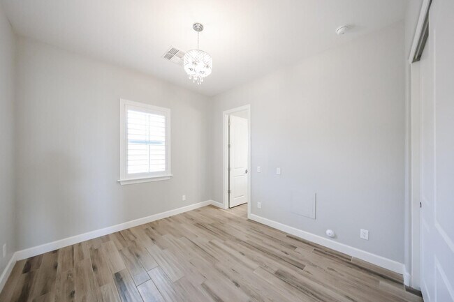 Building Photo - 1424 E Pedro Rd