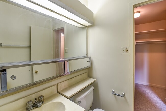 Building Photo - Spacious & Bright Studio at River Place East