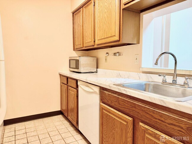 Building Photo - 2310 Ravens Crest Dr