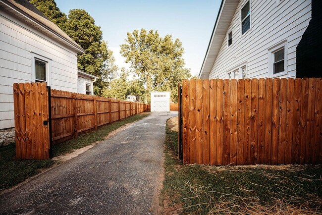 Building Photo - Stunning single family home near MSU campu...
