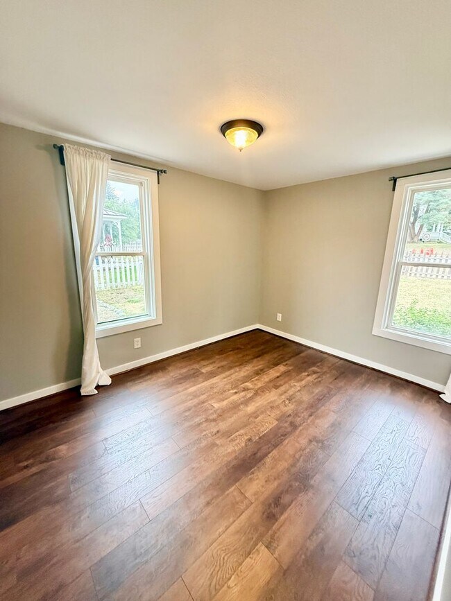 Building Photo - Spacious 4-Bedroom Cle Elum Home with Air ...