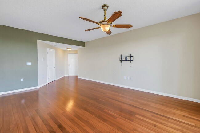 Building Photo - WATER VIEW CONDO 2/2 #714