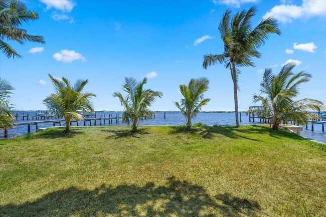 Building Photo - 850 NE Ixora Dr