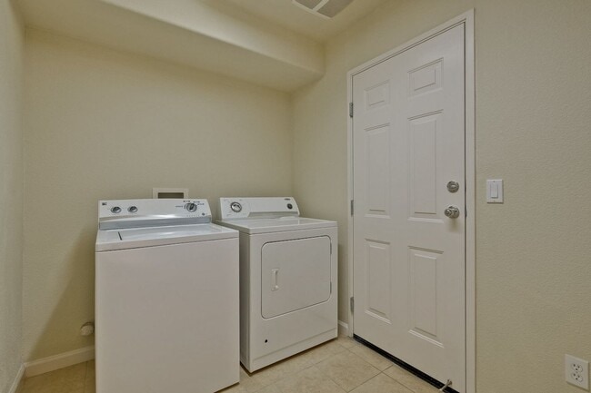 Building Photo - Sought-after Multi-level Home Near Great Mall!