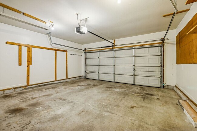 Building Photo - Discover exceptional convenience and comfort