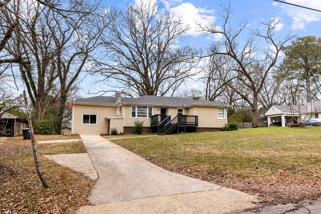 Building Photo - Newly Renovated 4 Bedroom 2 Bath Home Avai...