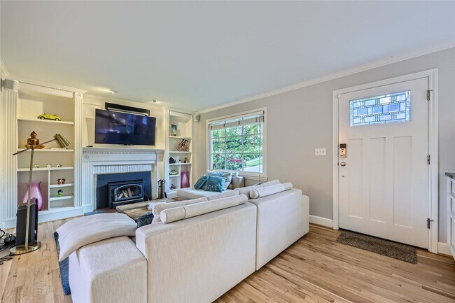 Building Photo - Introducing a spacious 4 bedroom, 2.5 bath...