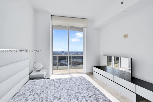 Building Photo - 16001 Collins Ave