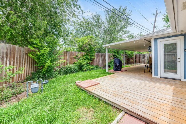 Building Photo - 2930 Water Lily Dr