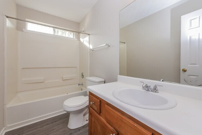 Building Photo - 521 Lakecourt Dr