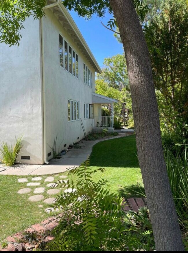 Building Photo - 1646 Maple Ave