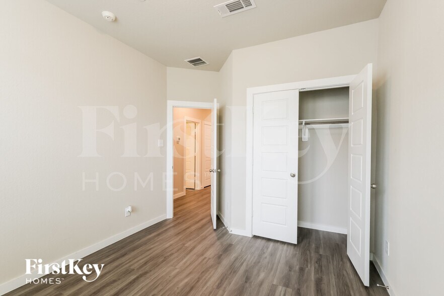 Building Photo - 446 S Centro Cir
