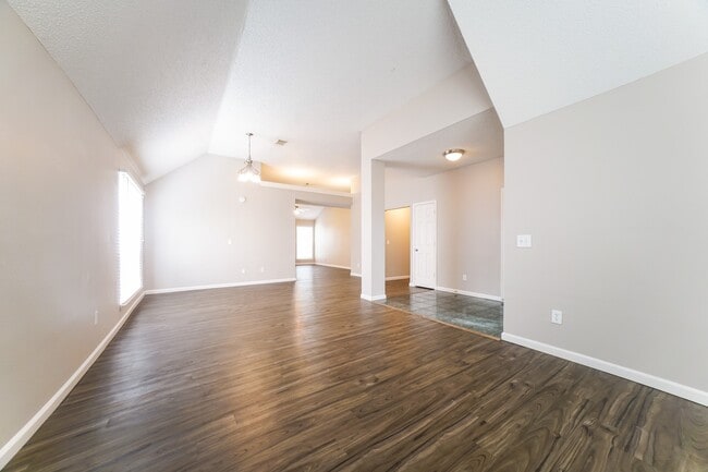 Building Photo - 1638 Rushworth Dr