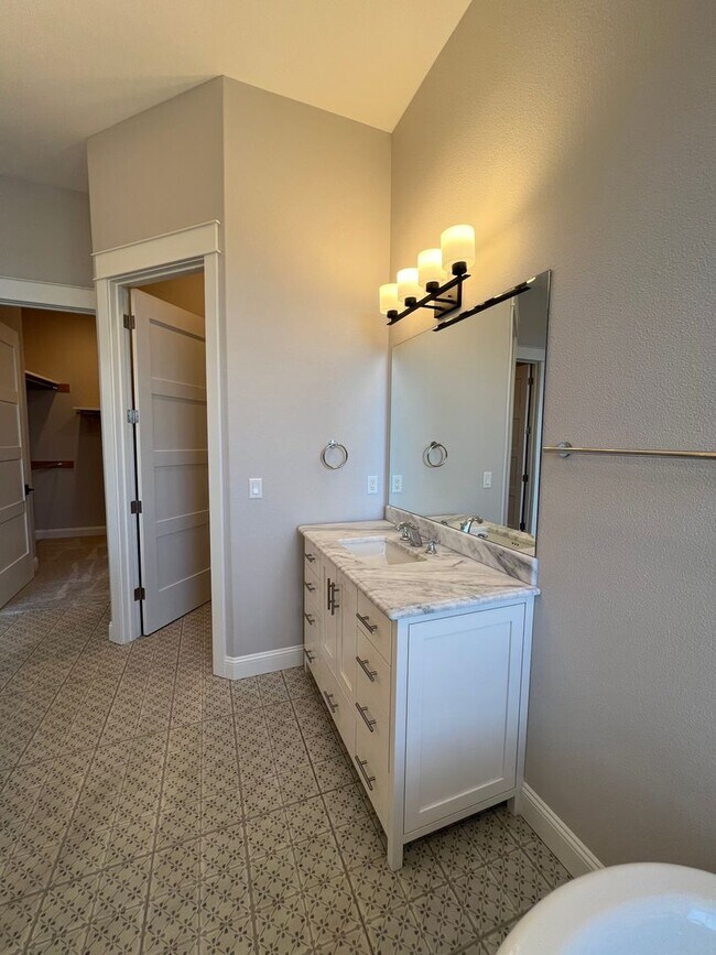 Building Photo - Beautiful, Custom home in the heart of Jacksonville | Available Now