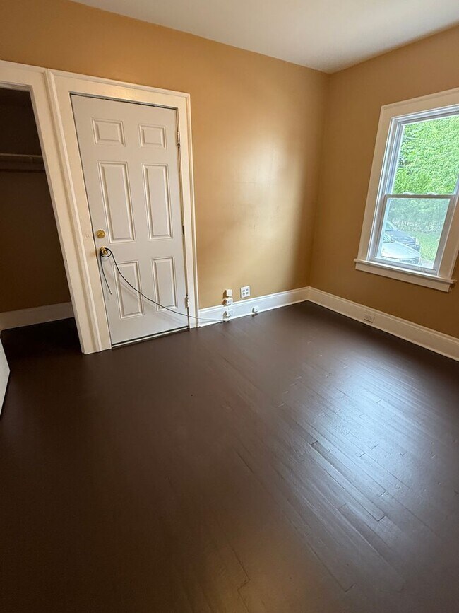 Building Photo - Lee/Harvard single home Water/Sewer included