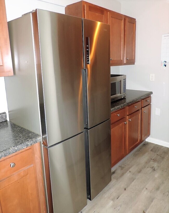 Building Photo - $1,400 | 3 Bedroom, 1 Bathroom Top Floor D...