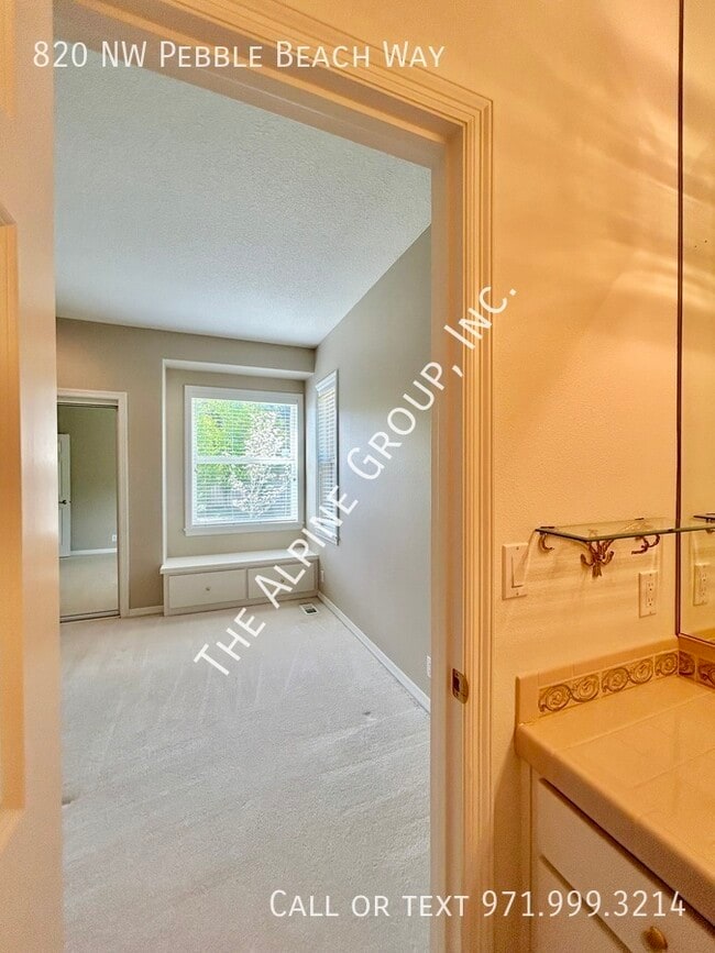 Building Photo - 820 NW Pebble Beach Way