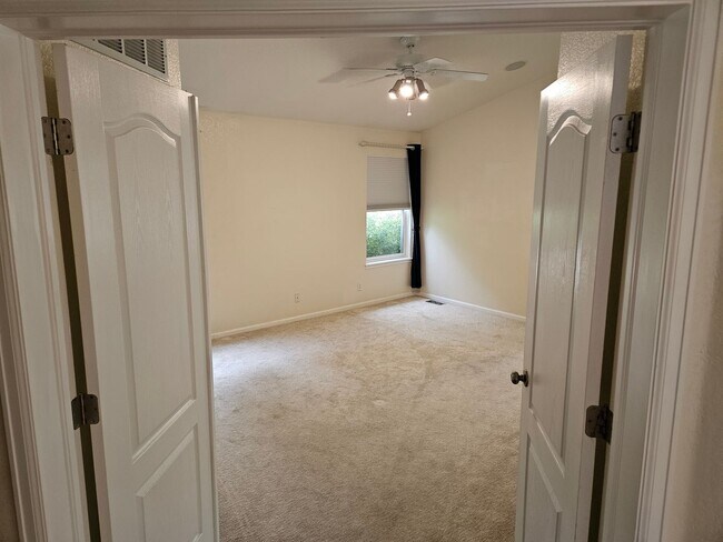 Building Photo - Castle Pines Fabulous 5 Bedroom Oasis Avai...