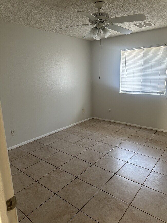 Building Photo - "Charming 3-Bedroom Oasis with 2 Baths in Phoenix – 1280 Sq Ft of Comfort Awaits You!"