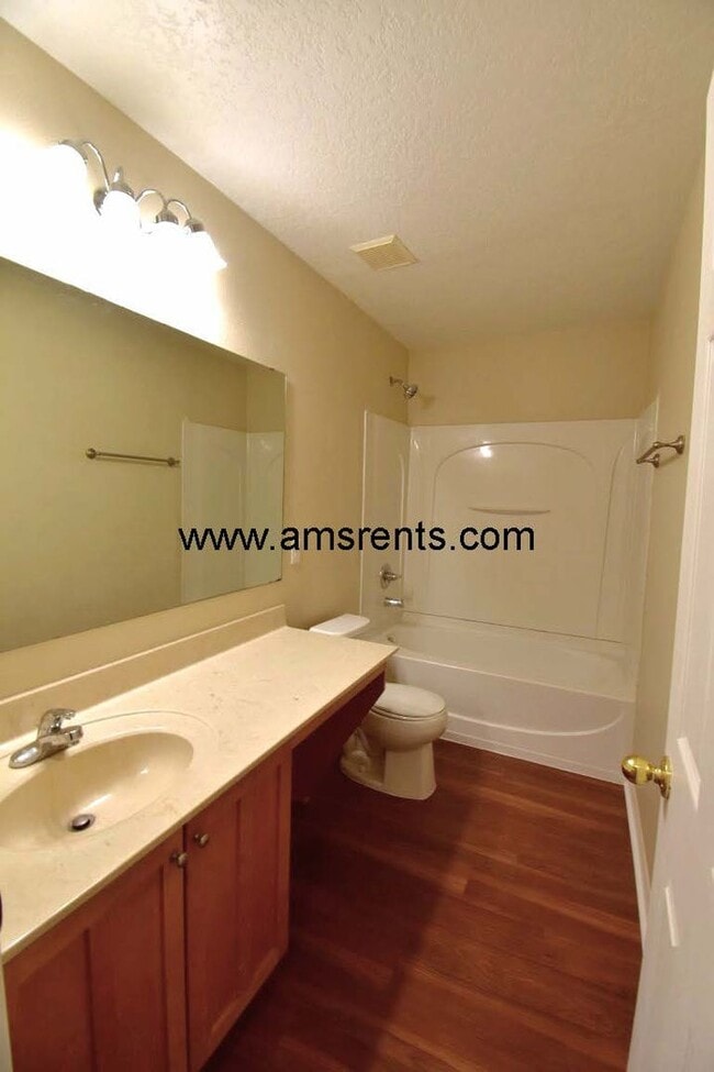 Building Photo - Delightful 3 bedroom 2.5 bath House