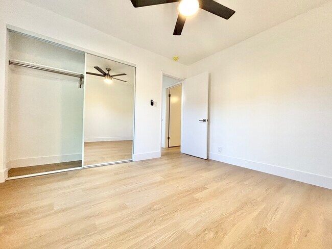Building Photo - 327 S Ave 59