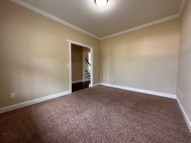 Building Photo - Perfect on Pineflat!