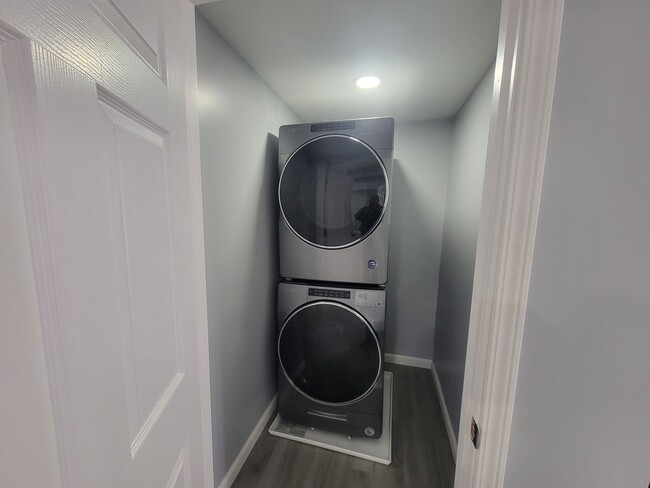 Building Photo - 2BR/1BA Fully Remodeled