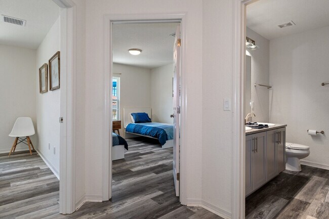 Building Photo - 10229 W Middleburg Loop