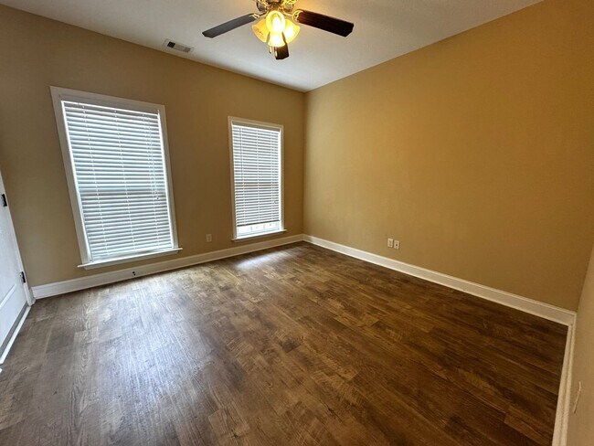 Building Photo - 10 E Grady St