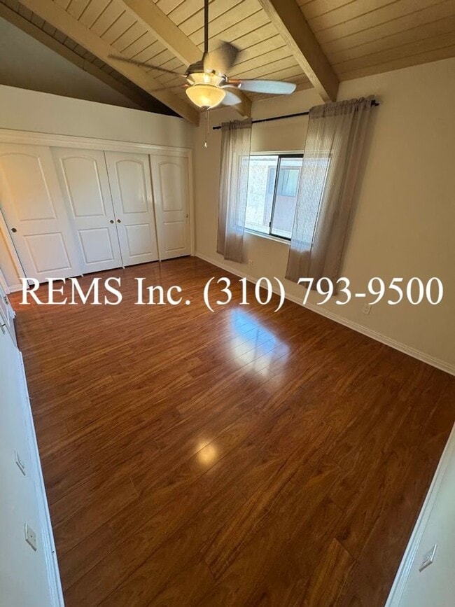 Building Photo - Refurbished Townhome with Laundry Hookups ...