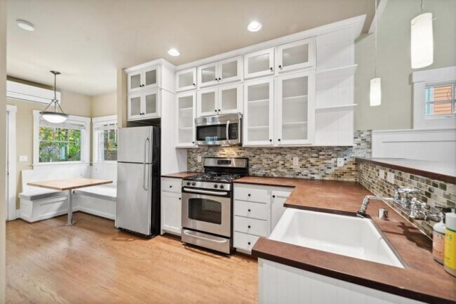 Building Photo - 2 bedroom in Seattle WA 98122