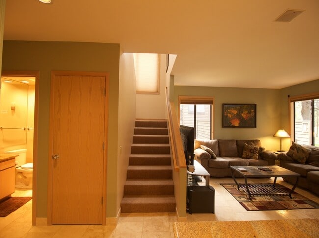 Building Photo - Furnished Seasonal Rental Through April 20...