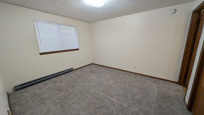 Building Photo - 2 bedroom 1 bath duplex
