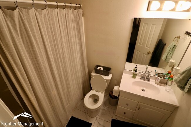 Building Photo - 614/616 Thurston